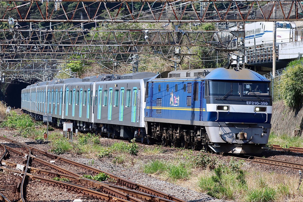 60020Butler's tweet image. #EF210の日
なんでEF210牽引の甲種輸送は
EF65牽引よりも同業者数が少ないのか
わからないですね。