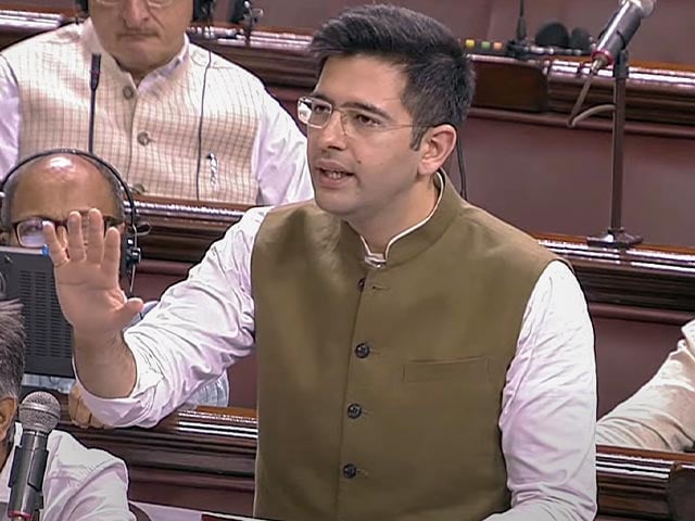 Raghav Chadha ने जो मुद्दा उठाया, वह सीधा मध्यम वर्ग की जिंदगी से जुड़ा है।

आज स्थिति यह है कि भारत के इतिहास में पहली बार पर्सनल इनकम टैक्स कलेक्शन कॉरपोरेट टैक्स से ज्यादा हो गया है।
मतलब देश का बड़ा टैक्स बोझ अब मिडिल क्लास उठा रहा है।

• सैलरी से सीधे TDS
• हर खरीद पर GST