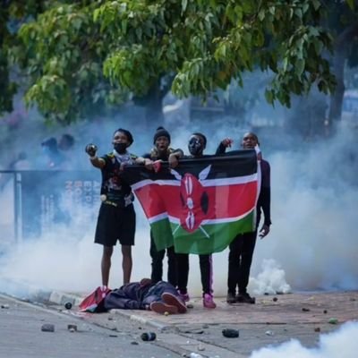 Njokiwamai's tweet photo. @truthsword4950 @mukuru_cjc Never forget #Chege the 39 yr old computer scientist lying there and the Gen Z comrades who refused to leave his side in death even after a hail of rubber bullets was thrown at them..this shd be on all billboards in Kenya next year the whole year https://t.co/f6uUh9gELE