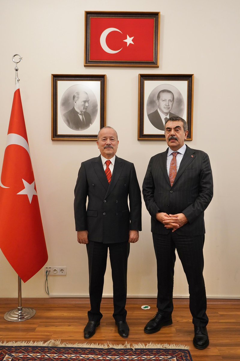 Milli Eğitim Bakanımız Yusuf Tekin’i ziyaret ederek; Kale Görünmez Anadolu Lisesi’nin ve Süleyman Demirel Fen Lisesi’nin 2026 yatırım programları arasına dahil edilmesi dolayısıyla teşekkürlerimizi ilettik.

Afyonkarahisar’ımıza ve öğrencilerimize hayırlı olsun.