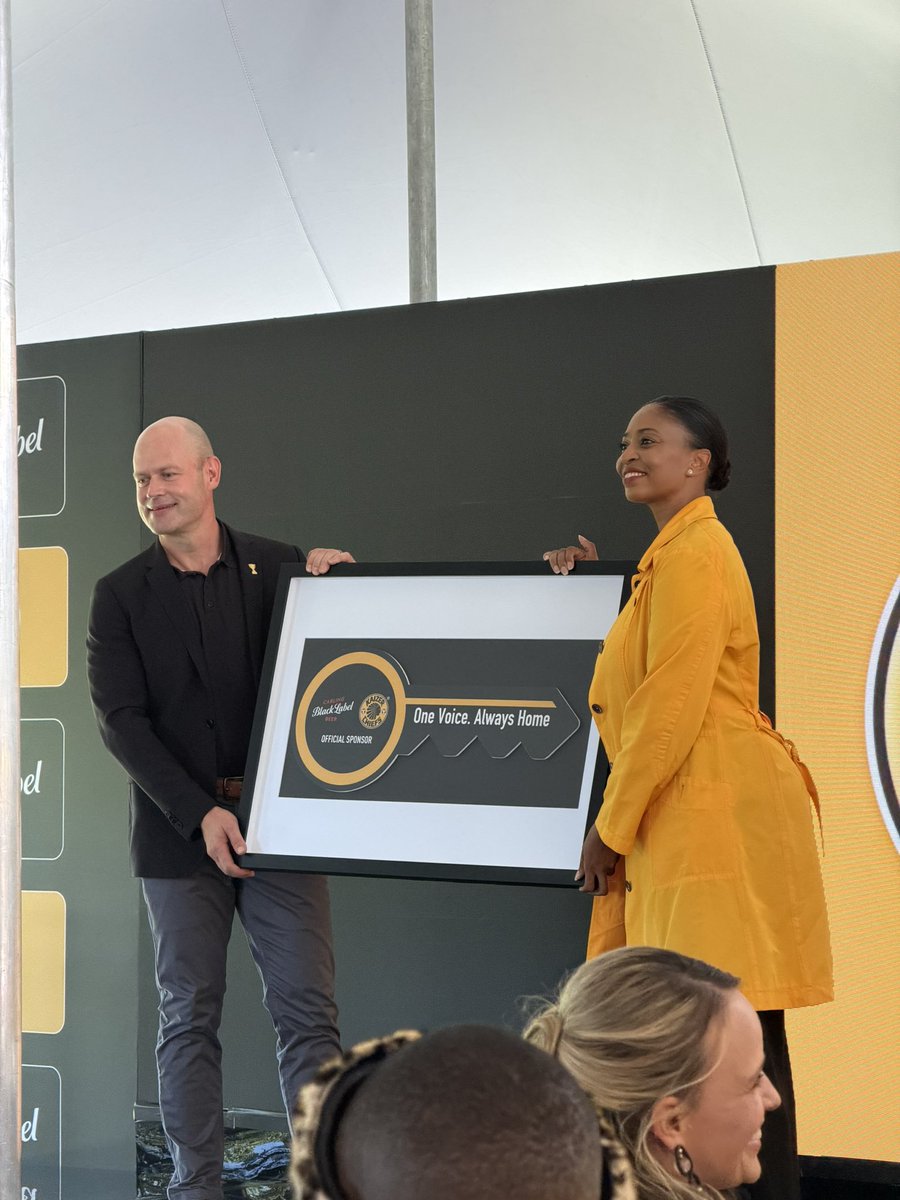 Lorenz_KO's tweet image. 🎙️ Jessica Motaung;

“We’re signing with Carling and we’re playing Zamalek this weekend. The stars are aligned.” 😅

@KaizerChiefs | @blacklabelsa