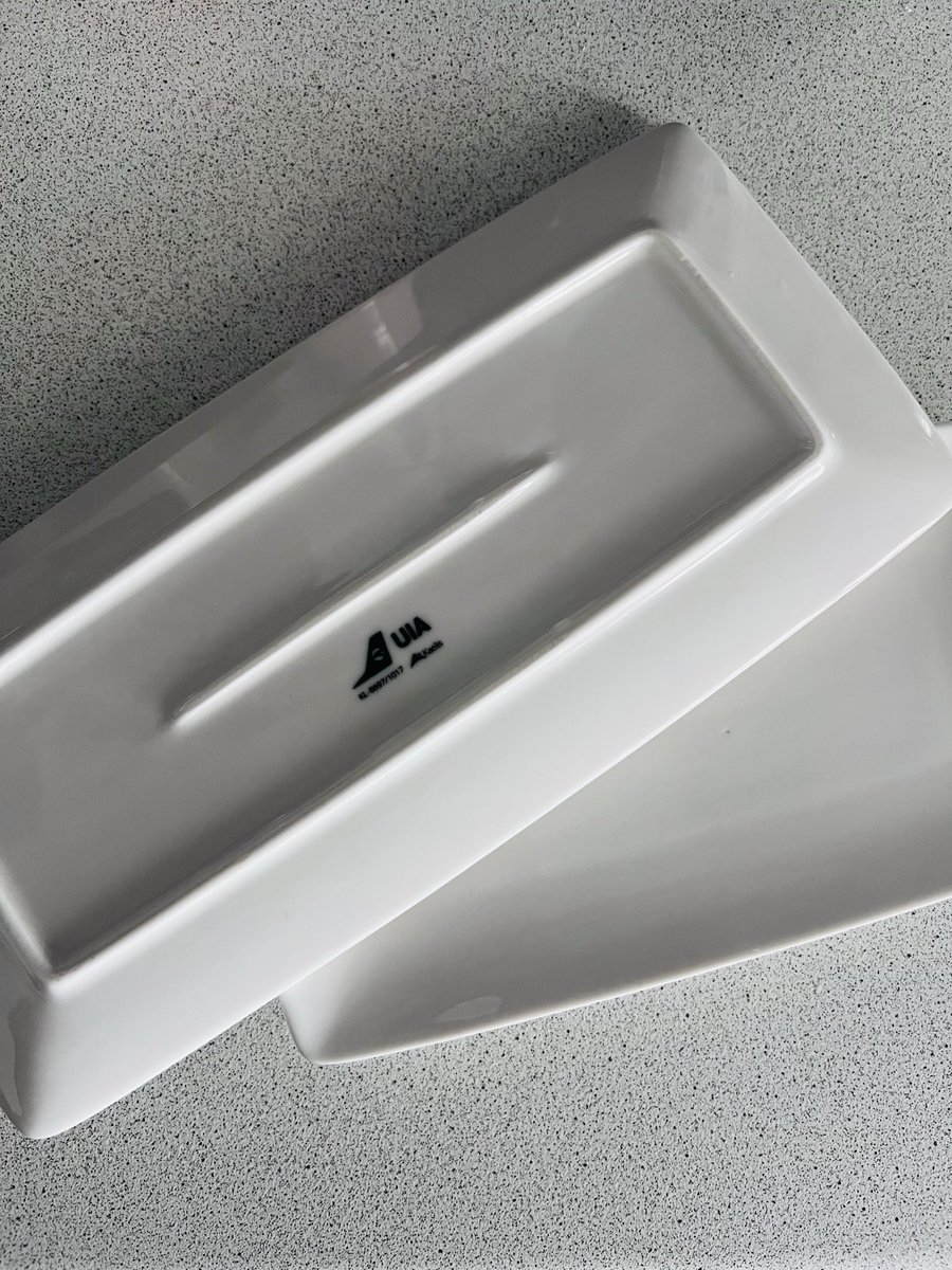 21.02.22 о 8ій ранку я летіла з Харкова в Київ. за 50хв льоту ледве встигаєш попрацювати і заповнити документи, а не поїсти. тож свій екіпажний сніданок я забрала додому. наступного рейсу чисті тарілки завжди повертала у возик кетерінгу. наступного разу більше не сталося…