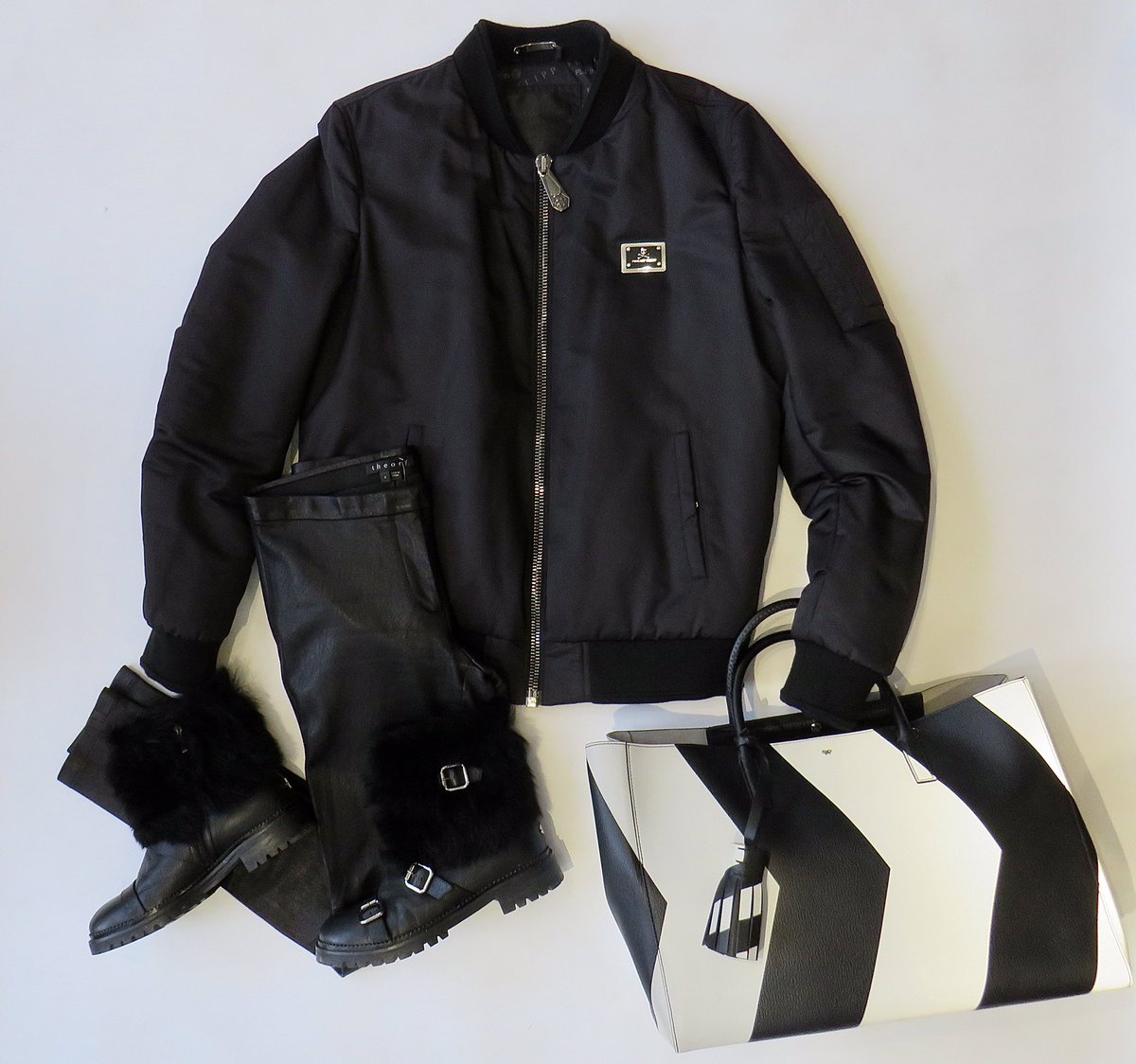 Anya Hindmarch knows how to make a statement bag 💀 #PhilippPlein diamanté skull bomber, £200, XL 💀 # AnyaHindmarch Ebury maxi featherweight chevron tote, £450 💀 #Theory black leather skinny trousers, £80, UK 8 💀 # JimmyChoo black sheepskin Biker boots, £250, EUR 39.5 💀 #ootd