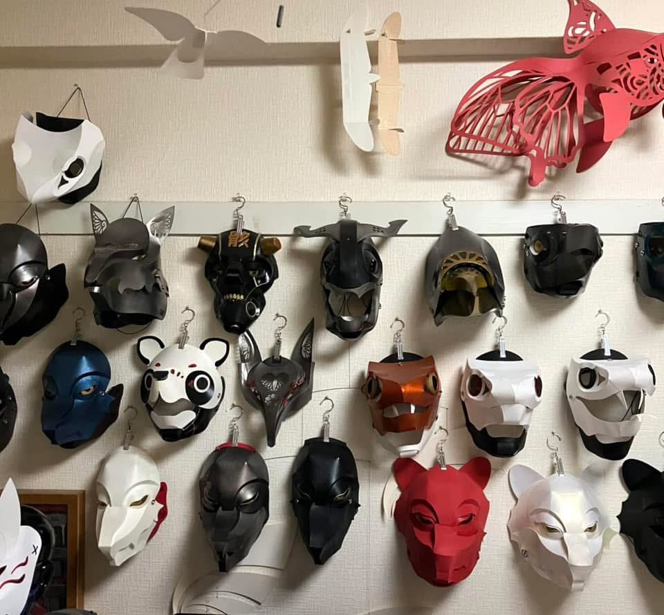 作業机の壁。
7年前と現在の様子w