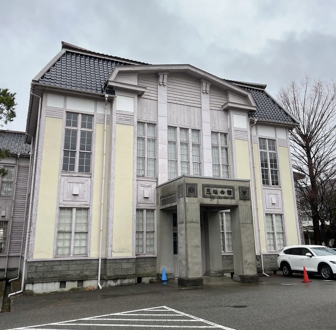 金沢桜丘高校に残る大正時代の旧制石川県立金沢第三中学校(三桜会館)石川県指定有形文化財
戸室石を使用した基礎
重厚感ある玄関ポーチ
桜色の下見板の外壁
木製の上下窓
特徴ある形の黒瓦屋根
内部の照明や建具にも歴史を感じる
何より今も普通に利用されていることが素敵