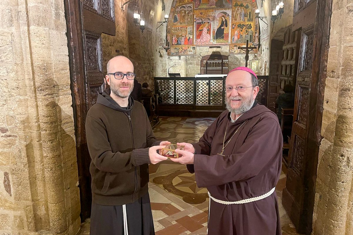 A Relic from the Porziuncola in the Apostolic Vicariate of Southern Arabia in the 8th centenary year of the Transitus of Saint Francis. Bishop Paolo Martinelli personally received the relic in Assisi. <a href="/frPaoloMartine1/">+ fr. Paolo Martinelli</a> 

avosa.org/news/relic-fro…

📷 <a href="/FratiAssisi/">Frati Minori Assisi</a>