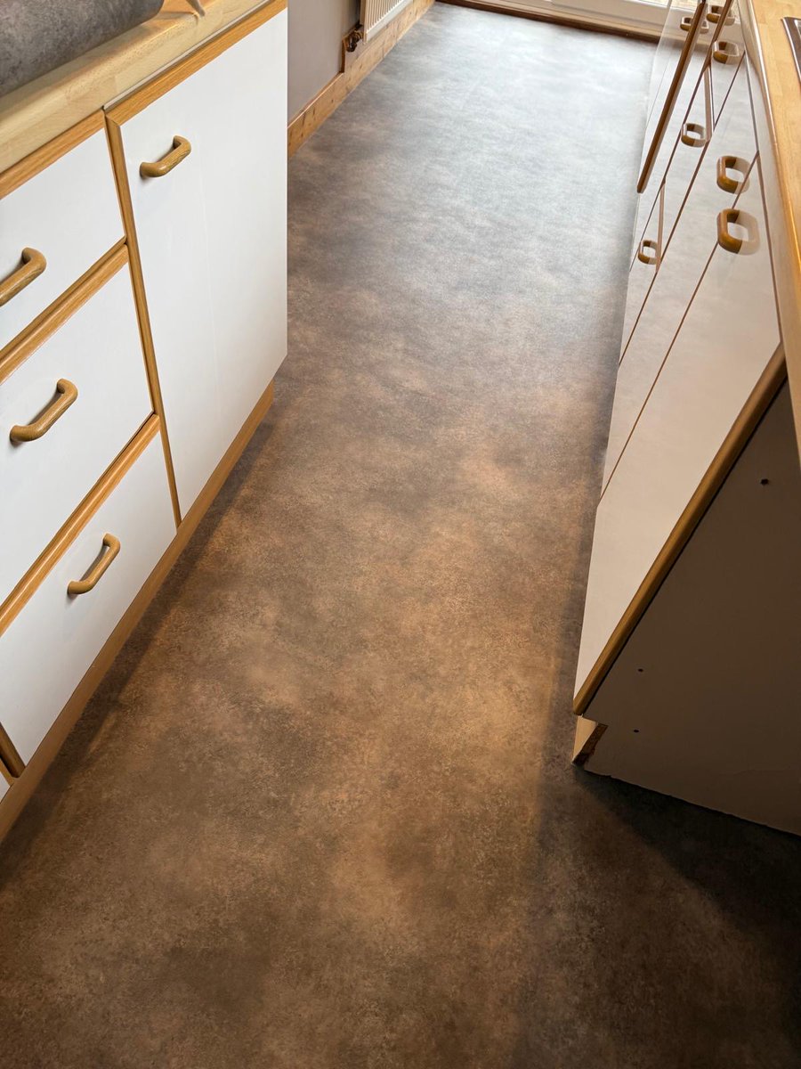 Vinyl flooring is perfect for a #Kitchen area, durable and easy to maintain - We have lots of options in our upstairs showroom, from patterned tiles to mottles, much like the #Vinyl below.
📸@Iloveeverystep #LifestyleFloors Queenstex colour Edgemere. 
#Beeston #Nottingham
