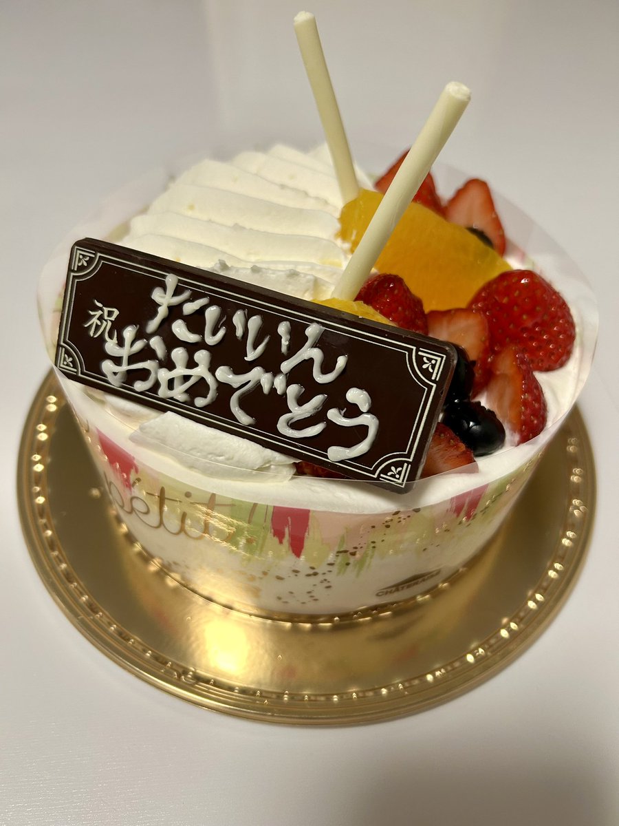 家族でケーキ食べる