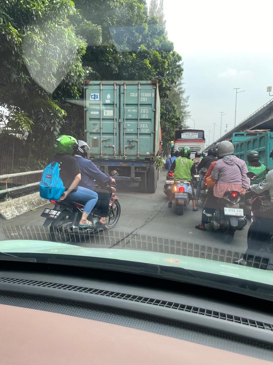 fendyishere's tweet photo. @DKIJakarta JL. Latumenten raya mengarah grogol mendekati pintu masuk tol. Jalanan macet parah karena pembangunan layang, tetapi setiap
Hari ada kontainer PARKIR Di Kiri Jalan menambah kemacetan dan mempersulit akses masuk tol. Kemanakah anggota dishub? https://t.co/WXMykZrR5A