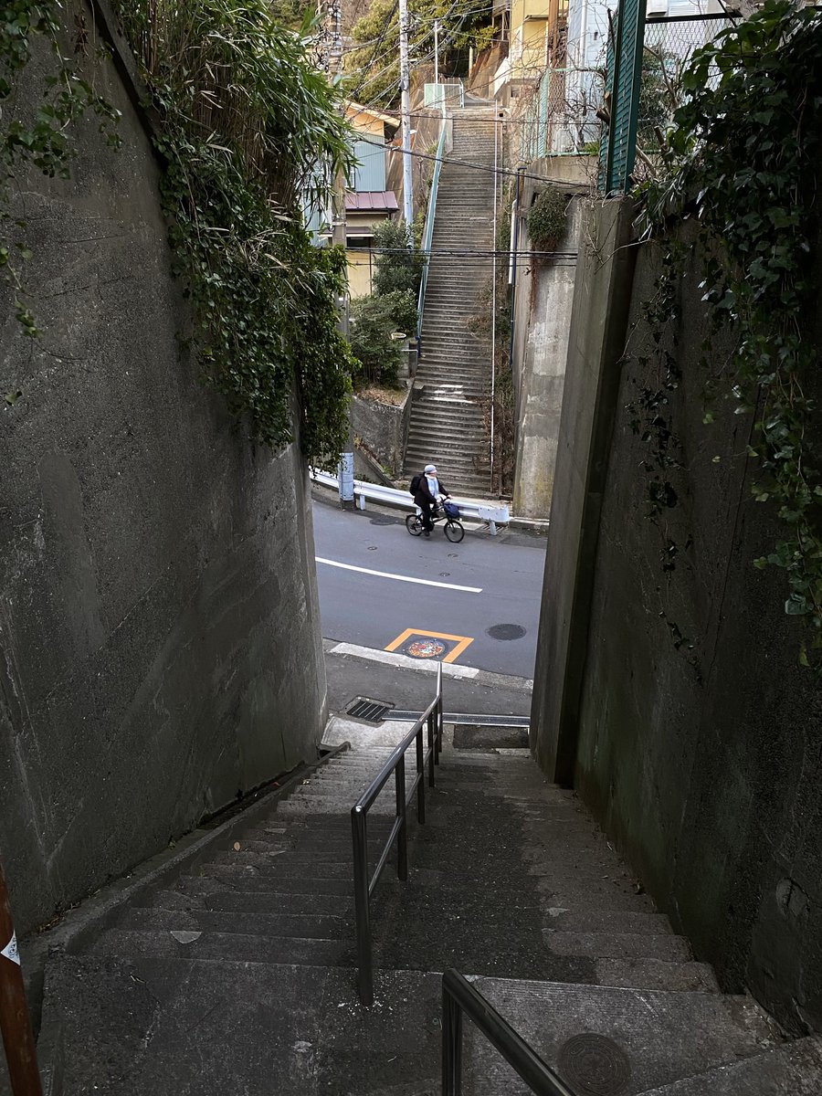 横須賀、谷底が主人公の街角。