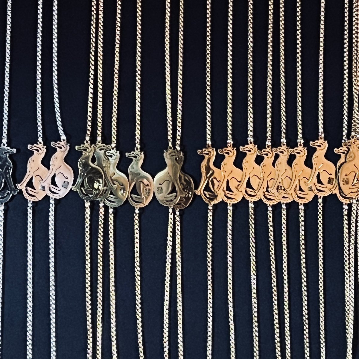 【ご好評再発予告】『狼板箱形くさり』
二月十一日（水）正午から

切腹ピストルズ隊員の胸元に斜めに光る鎖。ついにオリジナル金属製『狼鎖』の登場！
掛守、千代掛け、がまぐち・財布などを繋いでご利用ください。金色銀色をご用意

edomaruichi.thebase.in/items/130555398
せっぷくぴすとるず名物本店