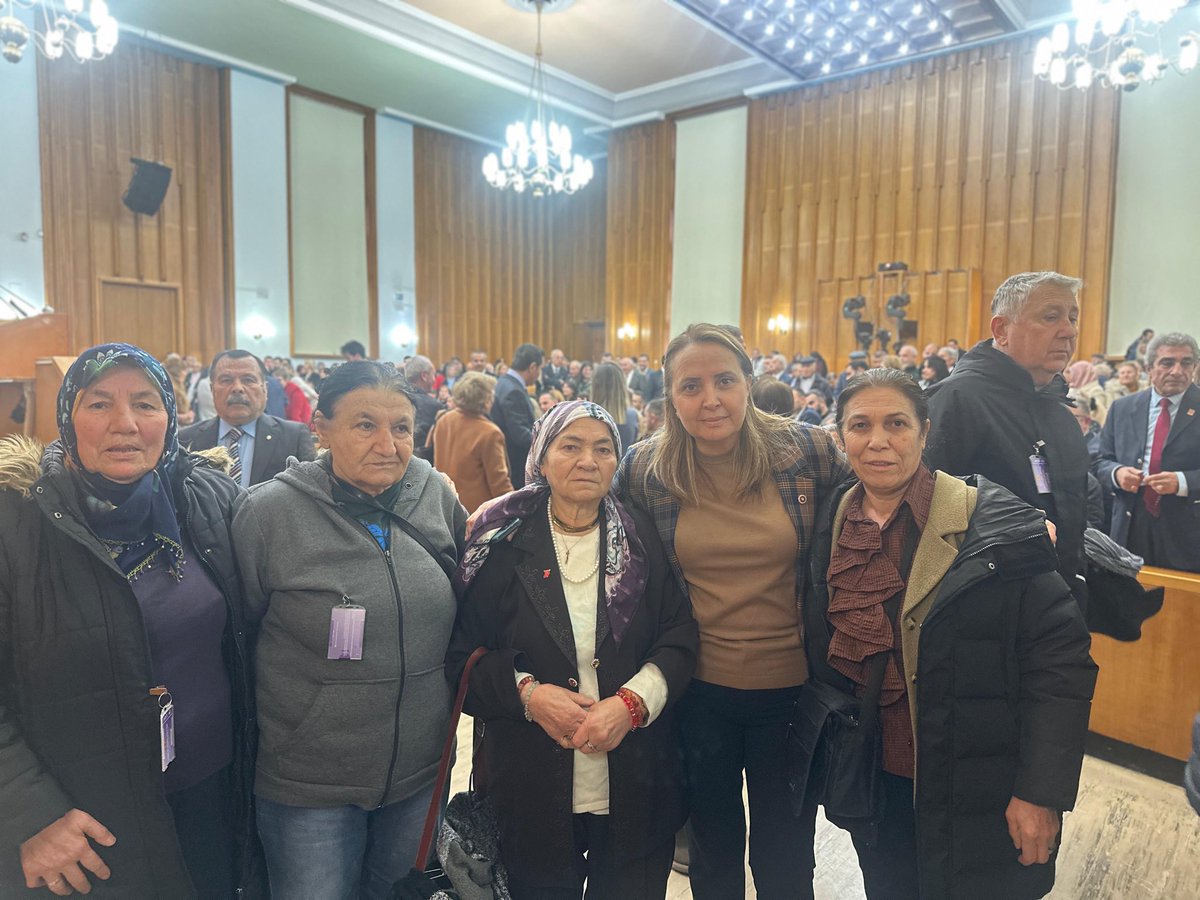 semradincerchp's tweet photo. TBMM CHP Grup Toplantısı'nda Genel Başkanımız Özgür Özel'in sunuşlarını takip ediyoruz. https://t.co/apeS21ahnK