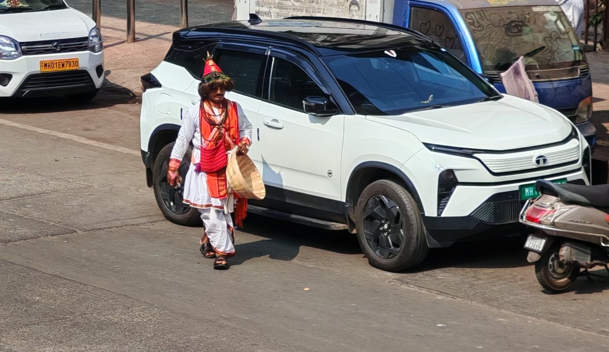 teatattler's tweet image. Spotted a swag looking Vasudev with sunglasses &amp;amp; all ! 😎😬

#Swag #Vasudev #HariNaam