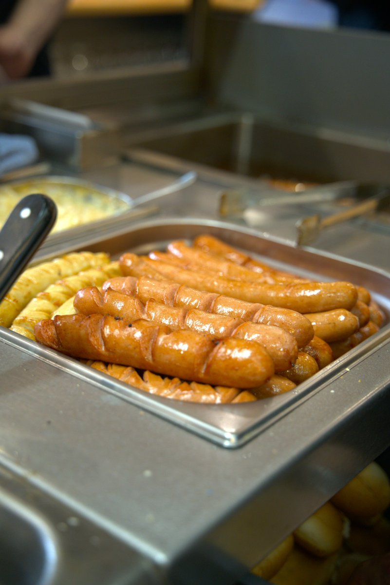 frankfurtvalles's tweet photo. Tot comença així: pa obert i la planxa en marxa.
Un segon després, la Cervela cau dins i tot cobra sentit. 🔥🌭
A Casa Vallès els entrepans neixen davant teu, amb foc, ritme i ofici.
Com fa més de 60 anys.
📍 Terrassa · Barcelona · Badalona
#CasaValles #ElsDeSempre #DesDe1960 https://t.co/nbjppzeYGk