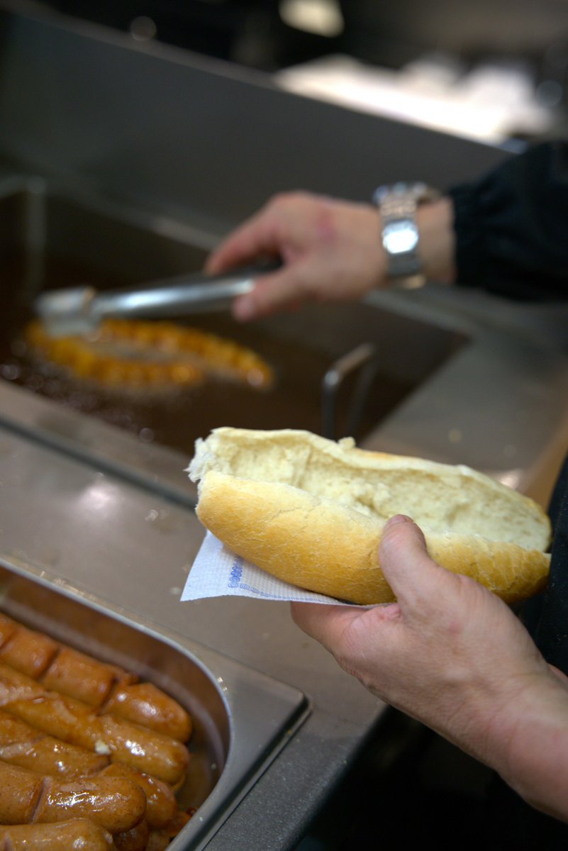 frankfurtvalles's tweet photo. Tot comença així: pa obert i la planxa en marxa.
Un segon després, la Cervela cau dins i tot cobra sentit. 🔥🌭
A Casa Vallès els entrepans neixen davant teu, amb foc, ritme i ofici.
Com fa més de 60 anys.
📍 Terrassa · Barcelona · Badalona
#CasaValles #ElsDeSempre #DesDe1960 https://t.co/nbjppzeYGk