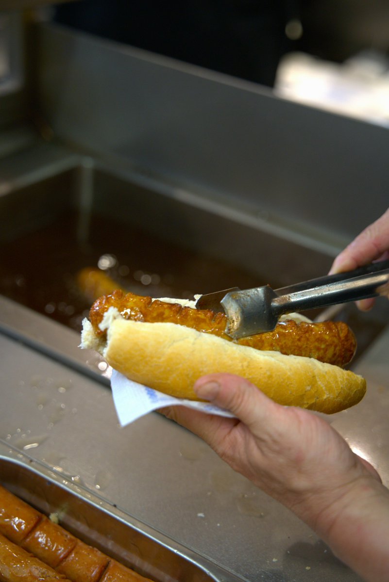 frankfurtvalles's tweet photo. Tot comença així: pa obert i la planxa en marxa.
Un segon després, la Cervela cau dins i tot cobra sentit. 🔥🌭
A Casa Vallès els entrepans neixen davant teu, amb foc, ritme i ofici.
Com fa més de 60 anys.
📍 Terrassa · Barcelona · Badalona
#CasaValles #ElsDeSempre #DesDe1960 https://t.co/nbjppzeYGk