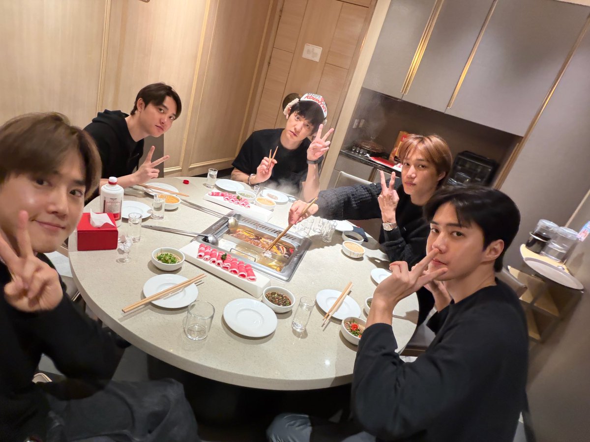 xunhuas's tweet image. EXO’s group dinner at Haidilao Hotpot in Shenzhen 10 years apart 🍲🍽️

2016                                          2026