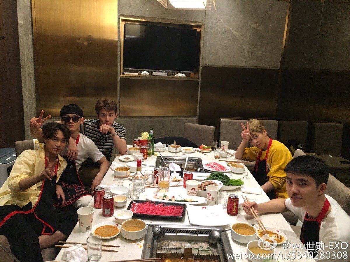 xunhuas's tweet image. EXO’s group dinner at Haidilao Hotpot in Shenzhen 10 years apart 🍲🍽️

2016                                          2026