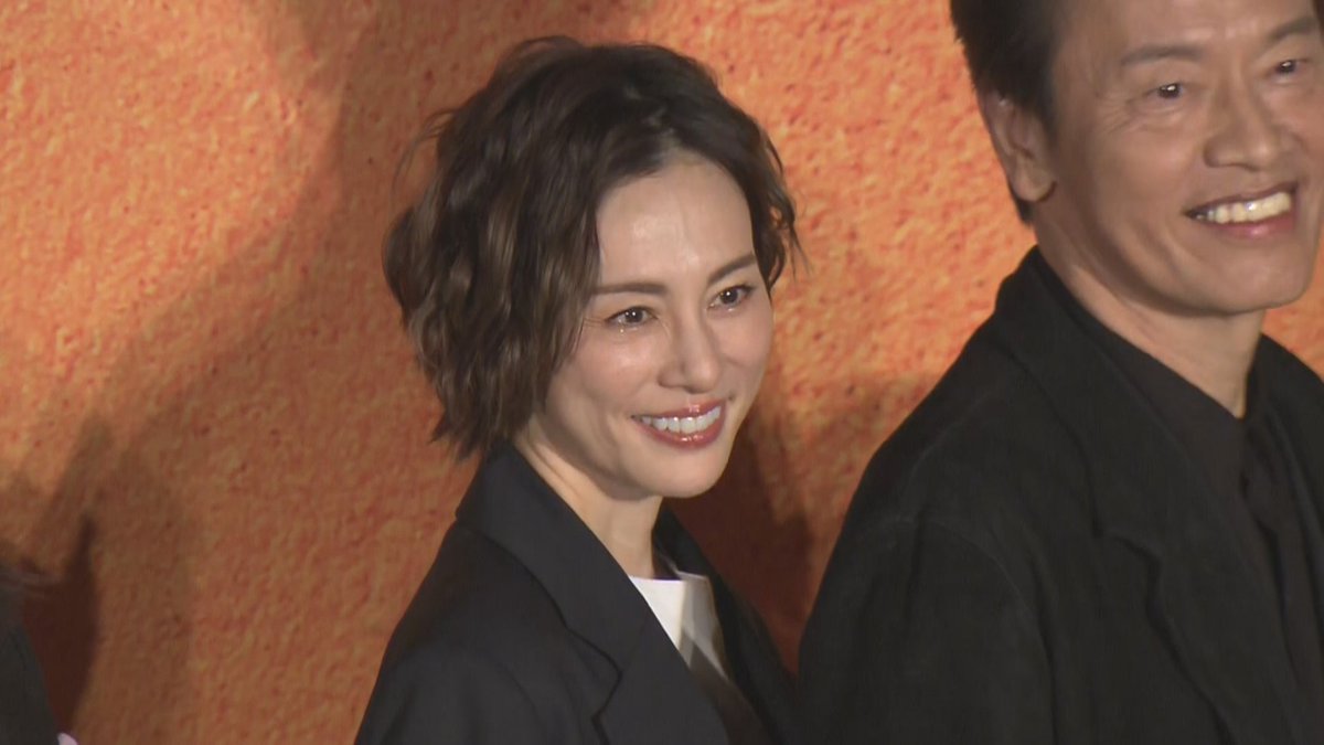 tv_asahi_news's tweet photo. 【米倉涼子】活動自粛後、初の公の場に登場

活動を自粛していた俳優の米倉涼子が、主演を務め13日から配信がスタートする映画「エンジェルフライト THE MOVIE」の舞台挨拶に登場。

▼会見の様子をリピート配信中
https://t.co/OpxENZhyTb

#エンジェルフライト #米倉涼子 https://t.co/dZtDmU0zCa