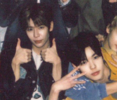 เขาถามฮันบีว่าถ้าสลับร่างกับคนอื่นได้จะสลับใคร ฮันบีบอกว่าตาต้าค่ะ เพราะอยากจะลองเป็นน้องเล็กบ้าง จะได้โชว์ความน่ารักเยอะ ๆ ซงฮาเลยพูดว่า ฮยองก็น่ารักอยู่แล้วนี่ครับ🤣

#HANBI #SOGHA #TATA #SMTR25
#ReplyHighSchool <a href="/SMTR25_official/">SMTR25</a>