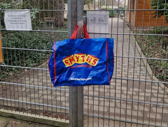 65934 Frankfurt
Katze in einer Tasche ausgesetzt
Kopie Tierschutzverein Schwalbach &amp; Frankfurt West e.V.
Diese Mieze (Kater) hing heute morgen an unserem Tor. Er hatte noch einen Verband am Hinterbein, scheint also in Behandlung gewesen zu sein. Es wäre für unsere Arbeit sehr