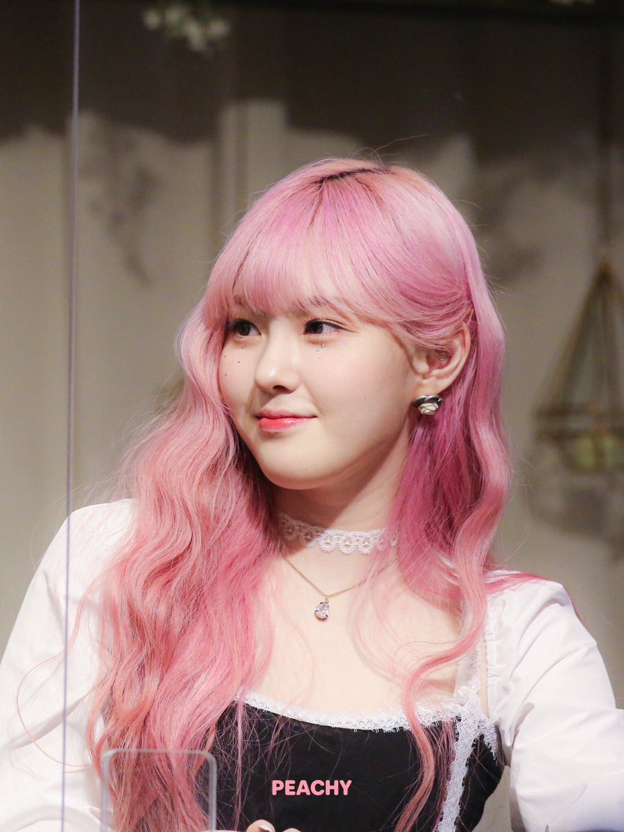 ᴘᴇᴀᴄʜʏ tweet media