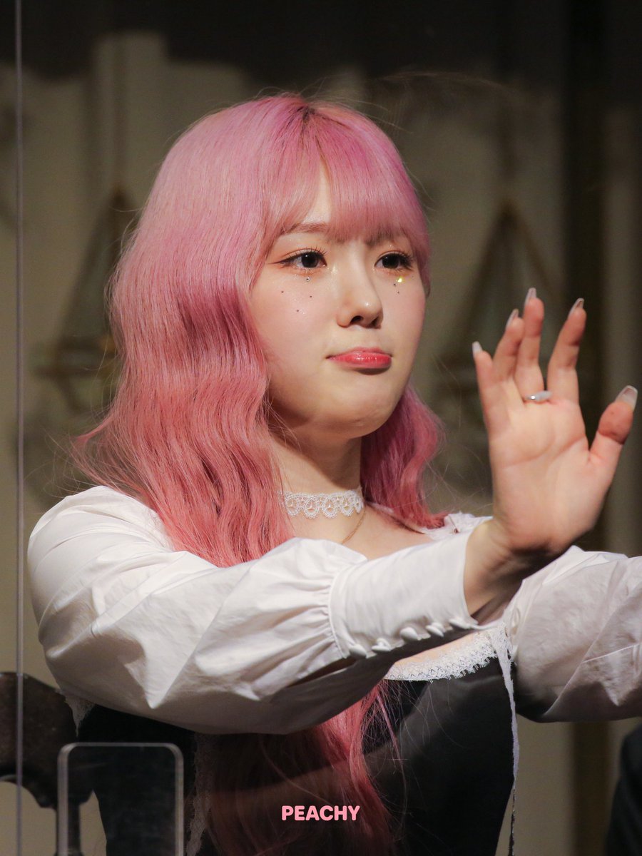 ᴘᴇᴀᴄʜʏ tweet media