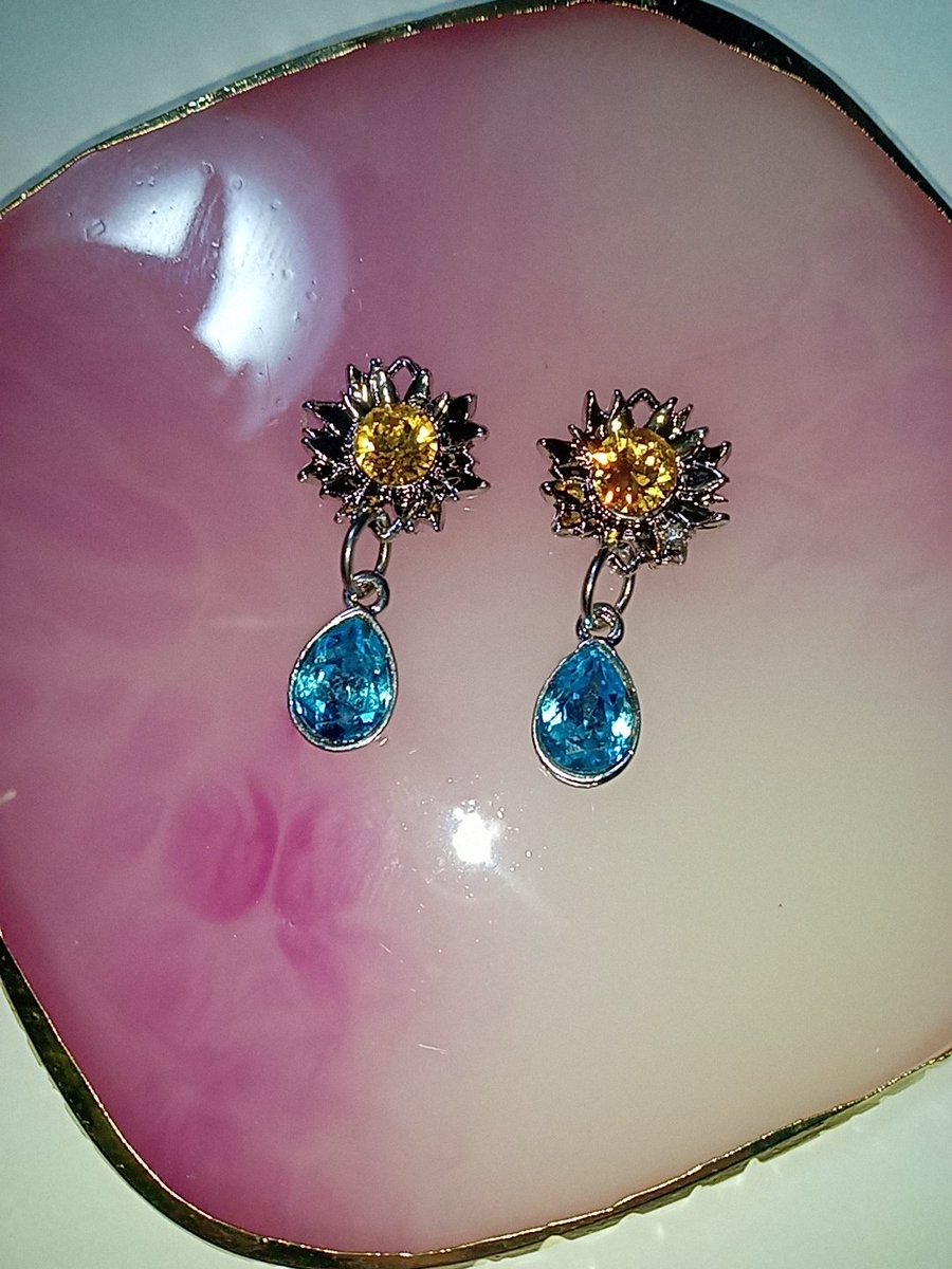 スワロフスキーのひまわりイヤリング

 #ハンドメイド