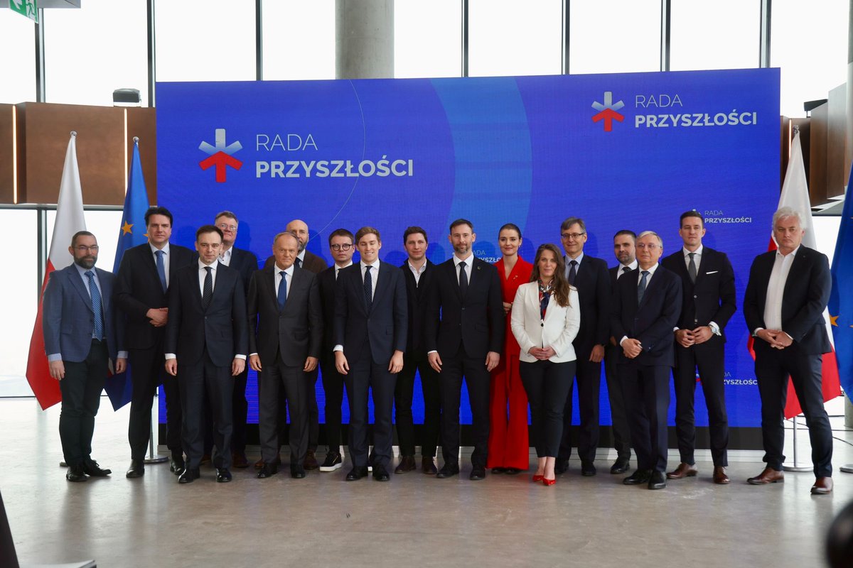 adamSzlapka's tweet photo. Premier @DonaldTusk powołał #RadaPrzyszłości. 

To grono ludzi, którzy potrafią projektować przyszłość. https://t.co/WWjoZsYNhx