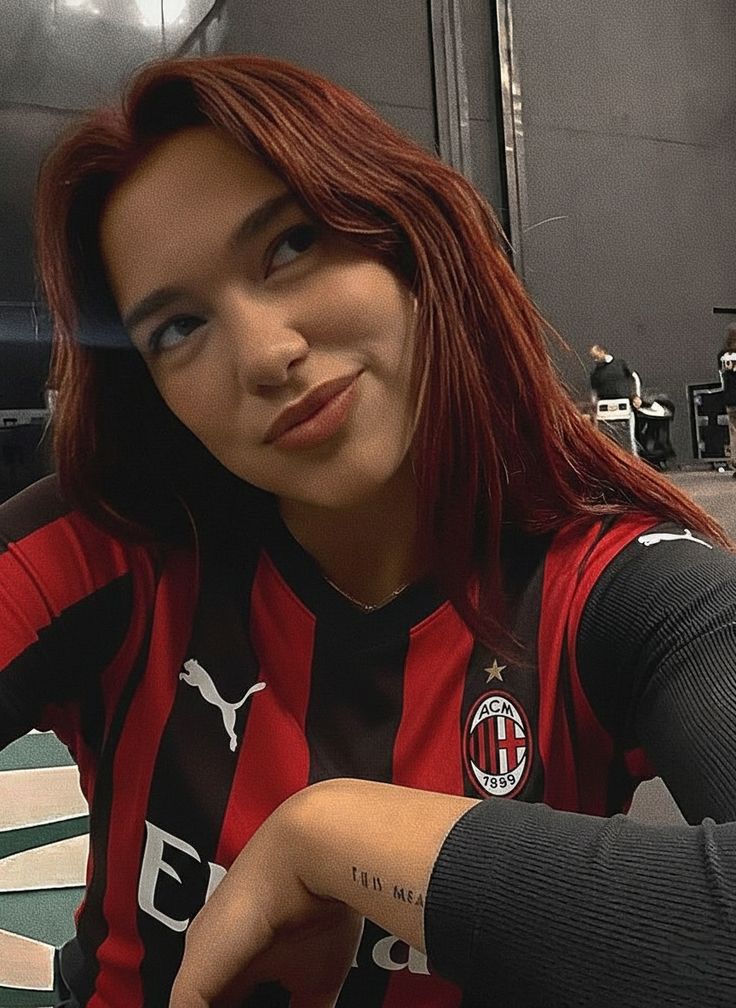 ZeldaMilanista's tweet photo. Dua Lipa Milanista ❤️🖤 https://t.co/8pIFAH5k5c