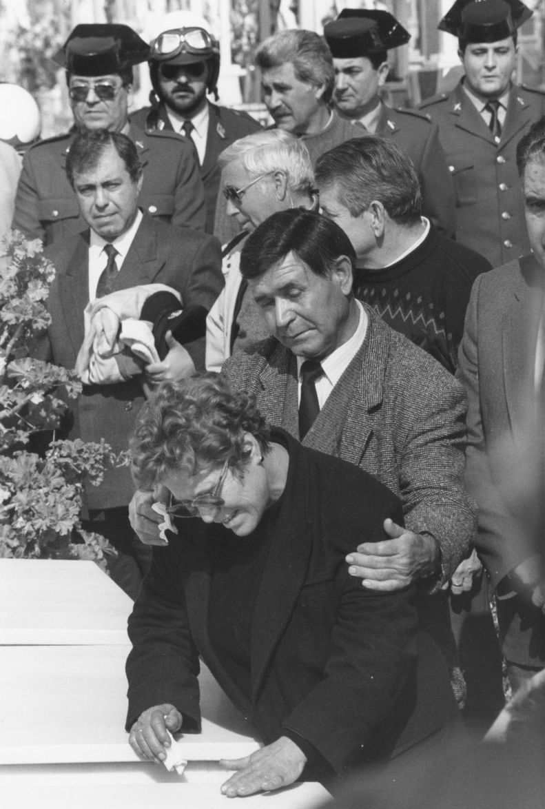 #TalDiaComoHoy de 1992 #ETA asesinó en #Murcia al <a href="/policia/">Policía Nacional</a> Ángel García Rabadán. Les tendieron una trampa, se acercaron a inspeccionar un vehículo tras una llamada a comisaría y accionaron la bomba, Ángel murió en el acto y su compañero resultó gravemente herido.

🧵