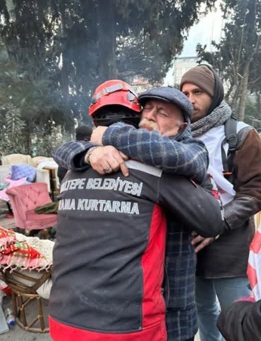 Canım yavrumu 10 Şubat 2023 günü sabahın ilk alacasında enkazın altından çıkardık. 
Hayat simsiyahtı.
Tam 5 gün yanımızda
İBB-Maltepe Belediyesi-TKP-TiP-CHP-Madenciler-Adını hiç bilmediğim canım kardeşlerimden başka bir tek DEVLET GÖREVLİSİ YOKTU.
Unutmadım asla..
#hatay
#deprem