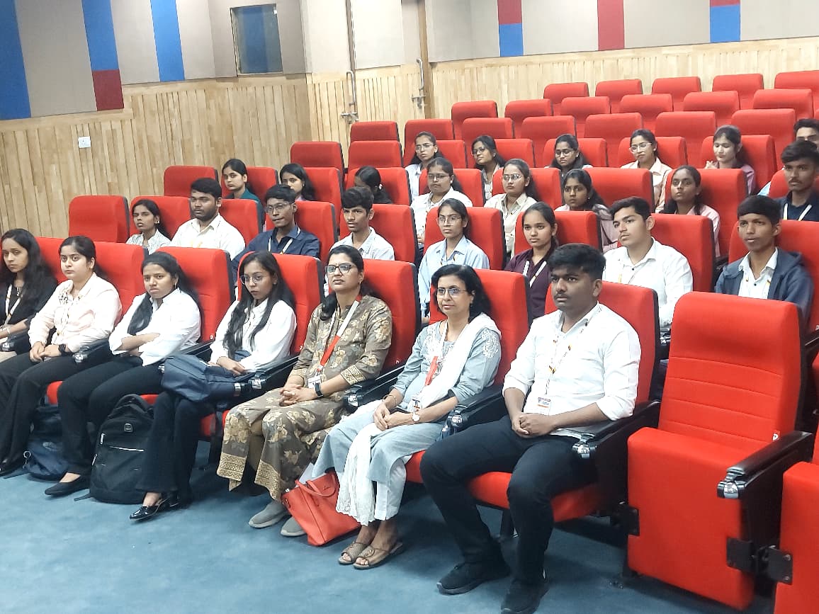 STPIPune's tweet photo. STPI-Pune organized an industrial visit for the students and faculties of Dr. D. Y. Patil Arts, Commerce &amp; Science College, Pune wherein they were briefed about STPI services &amp; also explained role of #STPICoEs in fostering #startupsecosystem.

@stpiindia @arvindtw https://t.co/ipnFMNIyUb