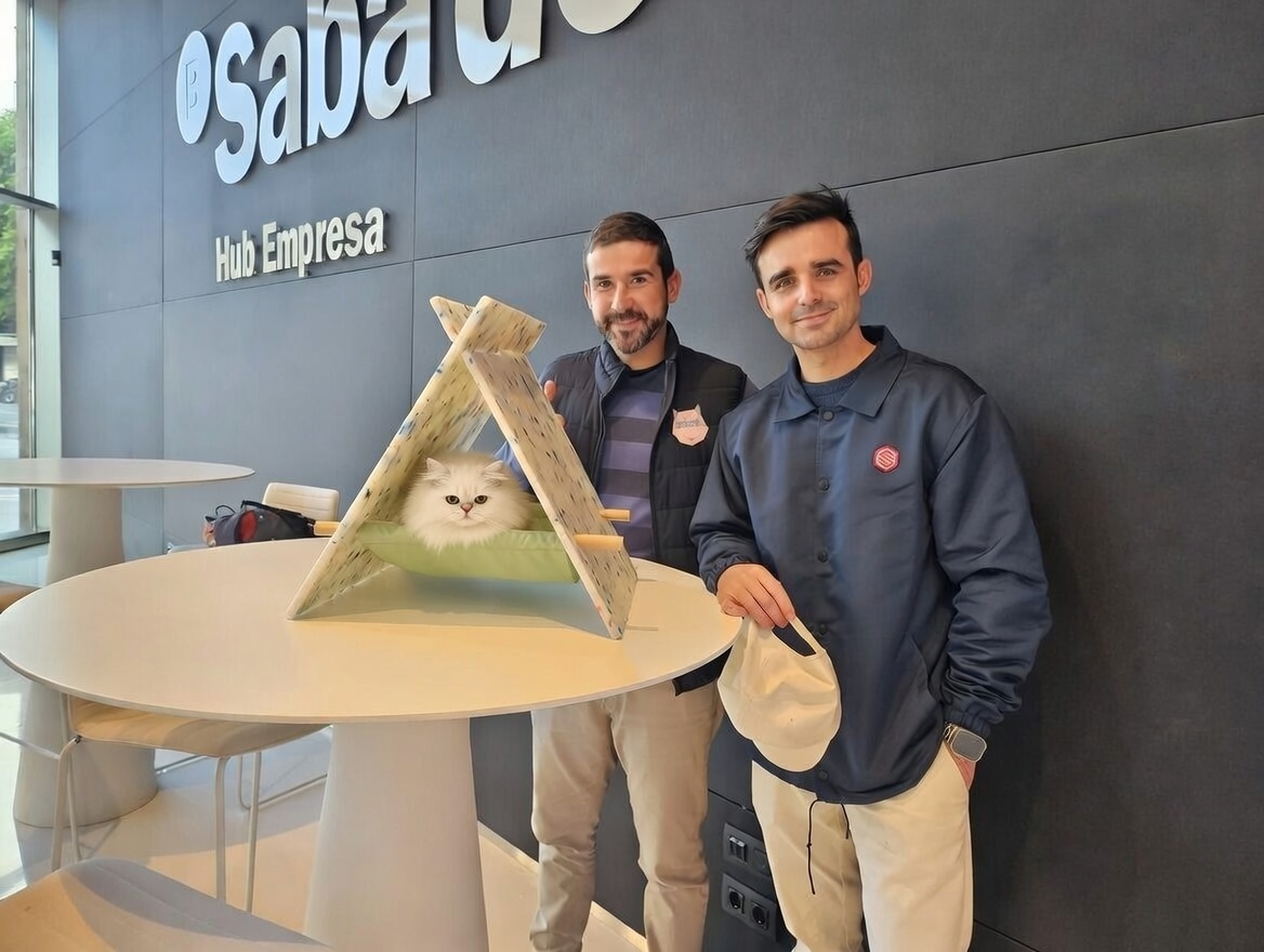 hoy visita gatuna con diseños 🐈#AnimalDelux con el gran influencer instagram.com/nacther en el hub cowork de <a href="/BancoSabadell/">Banco Sabadell</a> Valencia  
#nachter #lacasasecretadetumascota #preciousplastic #nouners #lilnouns #nounsDAO #pizzaDAO