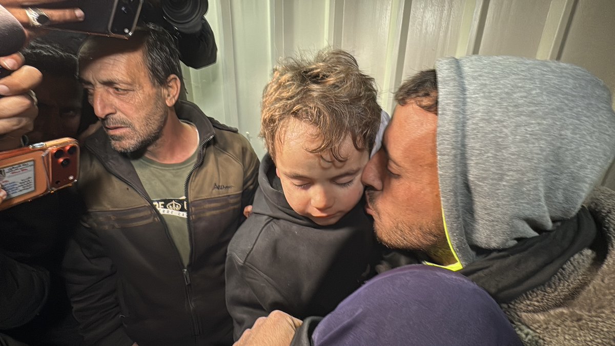 UNRWAes's tweet image. Aunque la reapertura del cruce de #Rafah es un hito importante en #Gaza, el movimiento sigue siendo muy limitado: múltiples controles de seguridad y solo paso de peatones. 
Las restricciones siguen haciendo que el acceso a la ayuda humanitaria sea insuficiente.