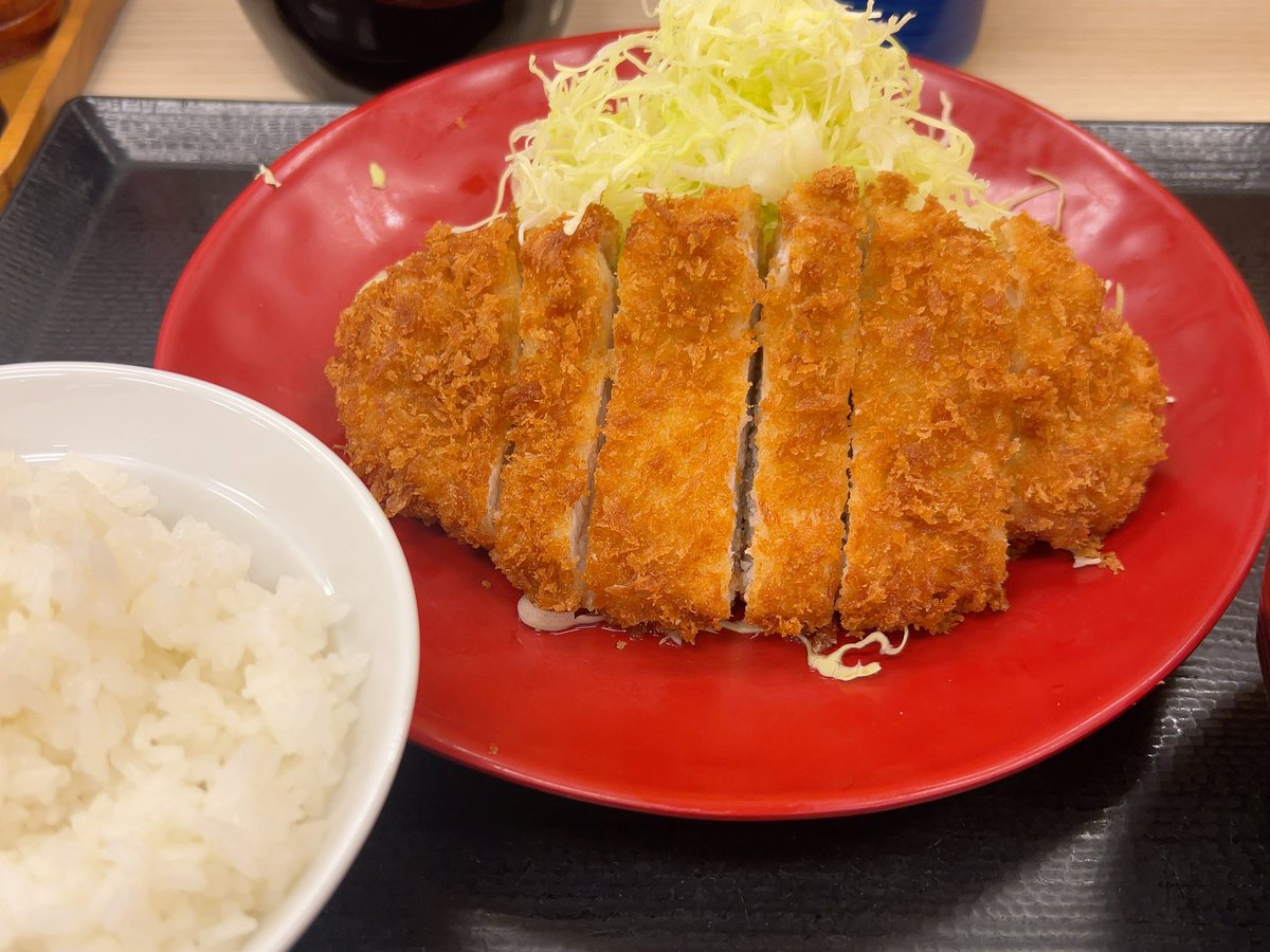 nextviewnet's tweet image. 次まで時間あるからかつやで補給