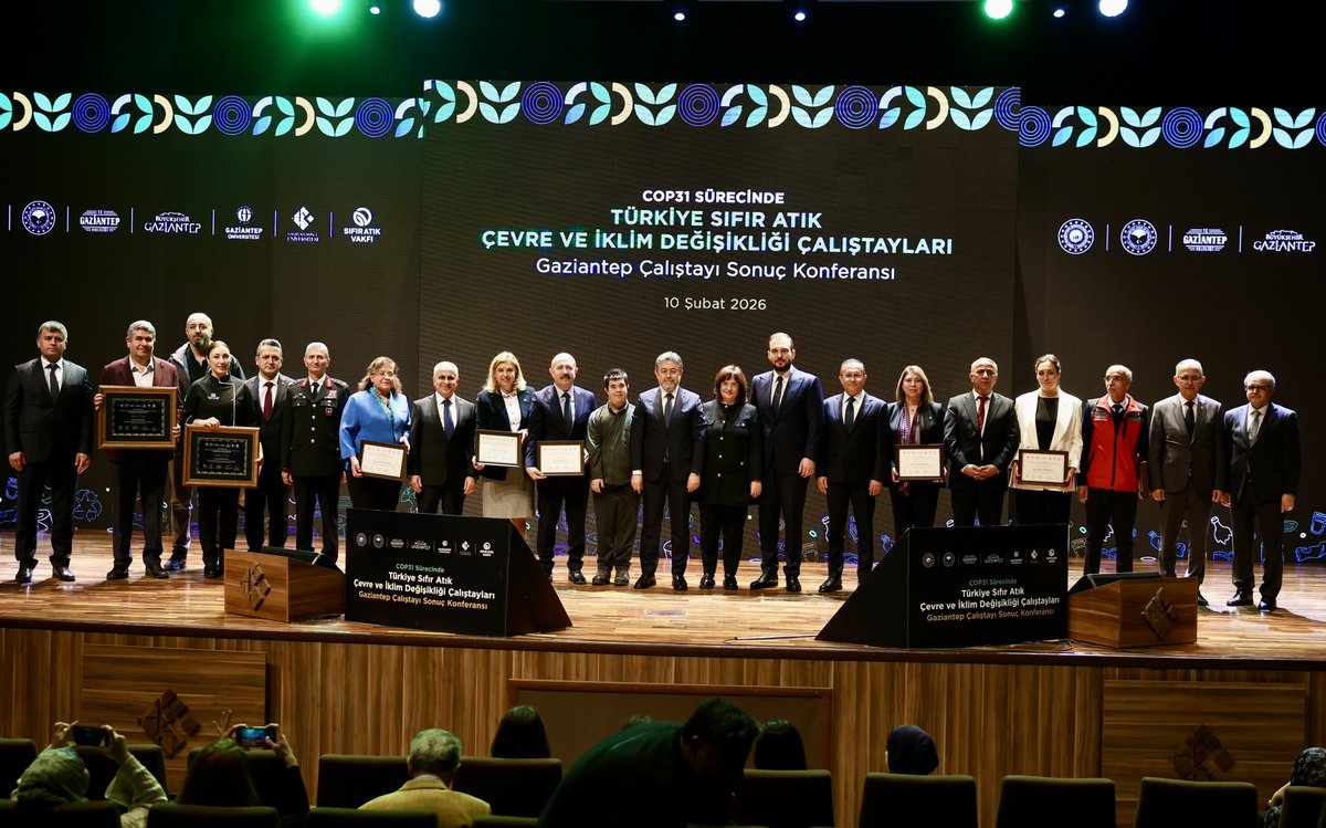 ♻️ “Yerelden Ulusala: İsraf ve Atık” anlayışıyla düzenlediğimiz Gaziantep Sonuç Konferansı, sıfır atık vizyonumuzu daha ileri bir aşamaya taşıyor.

📌 Tematik masa sistemi ve hedef odaklı yaklaşım sayesinde; yerel deneyimler, ulusal politika tasarımına doğrudan katkı sunan somut