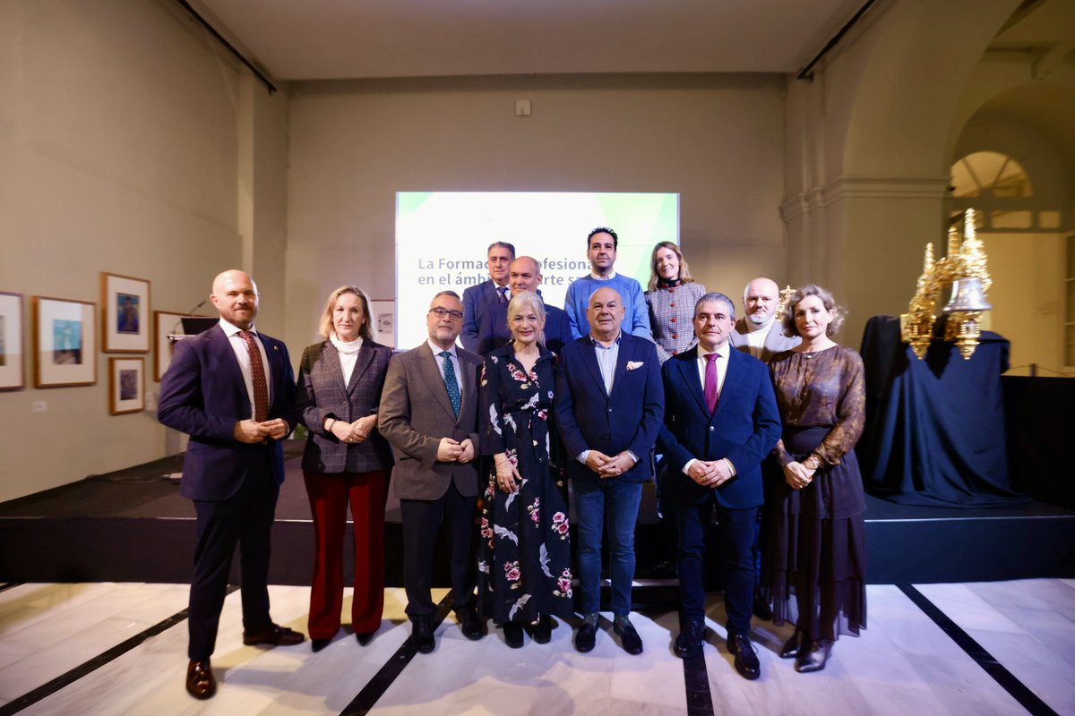 Impulsamos la profesionalización del Arte Sacro para asegurar la competitividad del sector.

Inauguramos una jornada formativa con una iniciativa pionera: <a href="/EducaAnd/">Consejería Desarrollo Educativo y FP</a> eleva al Ministerio una propuesta para que estos artistas obtengan una acreditación oficial de sus competencias.