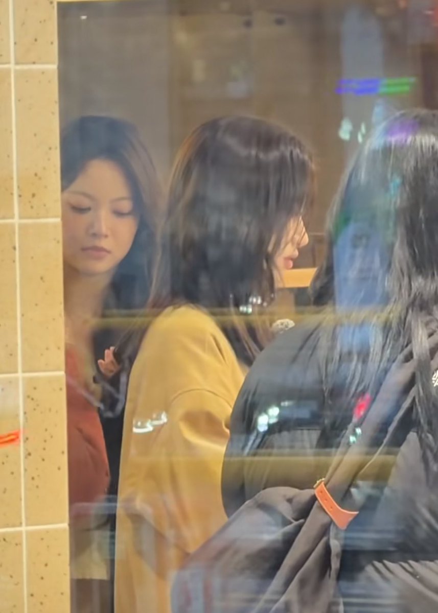 엥 오늘 은하즈 이태원에서 쇼핑목격담;;