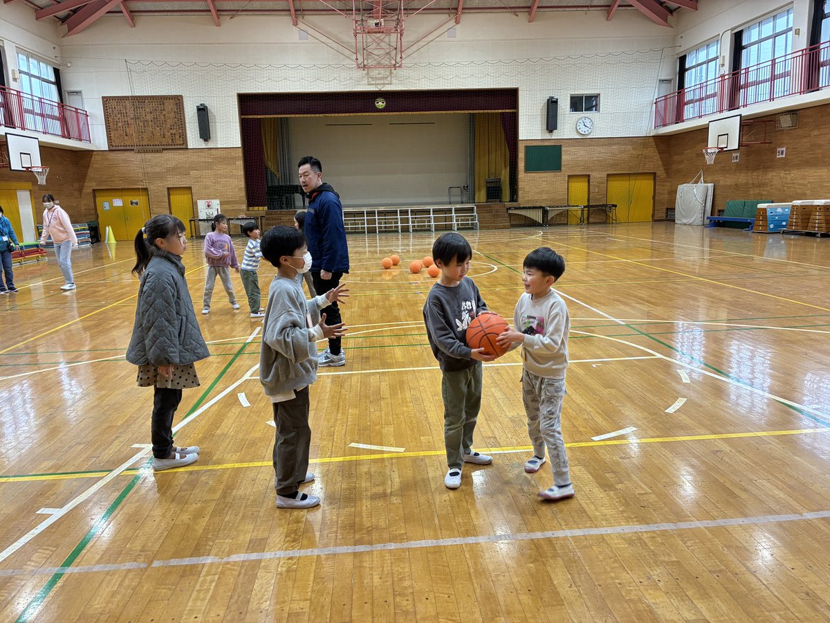 YoHo_action's tweet photo. 【活動レポート🏀】
2/10(火) 都筑区・北山田小学校 #放課後キッズクラブ にて「B.HOPE DEFENSE ACTION(防災バスケ)」を実施！🏀💫
8名に参加いただき、バスケを通して楽しみながら防災を学び、”備える・動く・助ける”を体感しました💪✨
#ビーコル #BHOPE #防災教育 https://t.co/jEsfUmQx94
