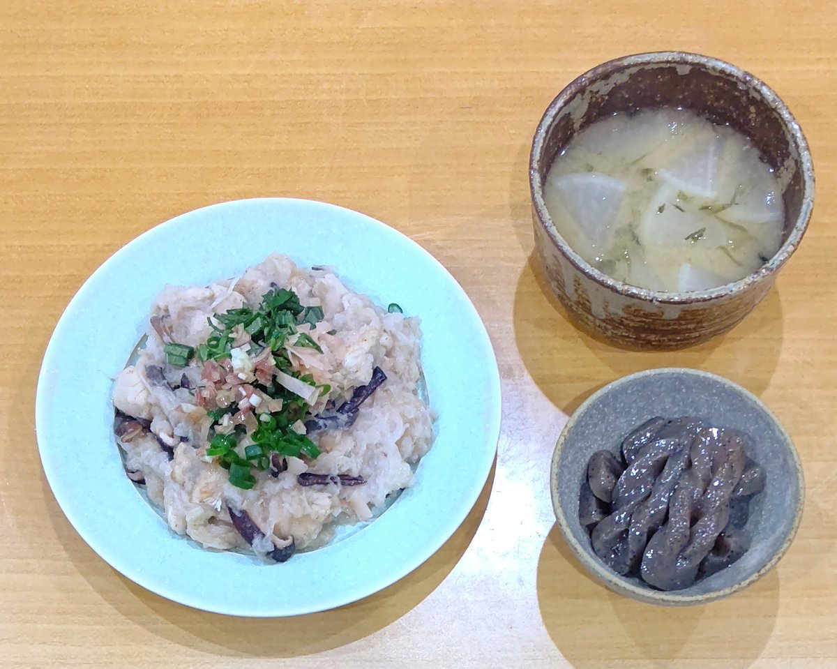 今日の ＃晩ごはん
＃蓮根 と ささ身の とろとろ煮
副菜は ＃雷こんにゃく
＃味噌汁 の具は､アオサと大根

蓮根を摩り下ろして焼くので
消化にも良く､ささ身から蛋白質も取れる

生姜を沢山つかい､
身体を温めることを意識しました｡

＃介護ごはん ＃簡単レシピ