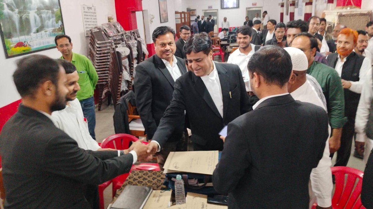 sheikhalimINC's tweet photo. मध्यप्रदेश राज्य अधिवक्ता परिषद के चुनाव में खण्डवा जिला न्यायालय में जन संपर्क कर अभिभाषक साथियों से मुलाकात कर प्रथम वरीयता का मत देने की गुजारिश की  । https://t.co/Dg57Z6S6Yr
