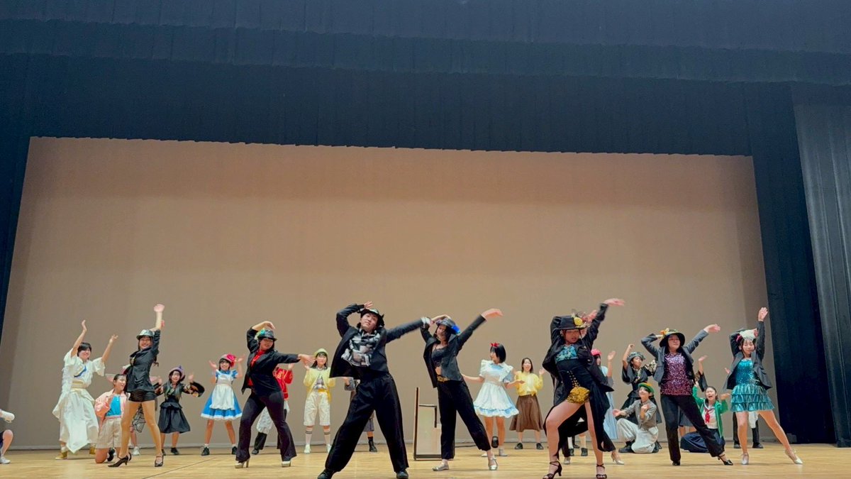 tosakayuriko's tweet photo. めっちゃ楽しい！って場面もあれば、不思議な夢を見ているような場面も✨✨

♠チケット購入方法
▶️電話でご予約　072-275-0120
▶️ネットからhttps://t.co/R8XFPnuDcT
▶️ 遠坂窓口もありますhttps://t.co/6Cx2P9iMvF

#7人のアリス2026 https://t.co/ObcsNvsmtb