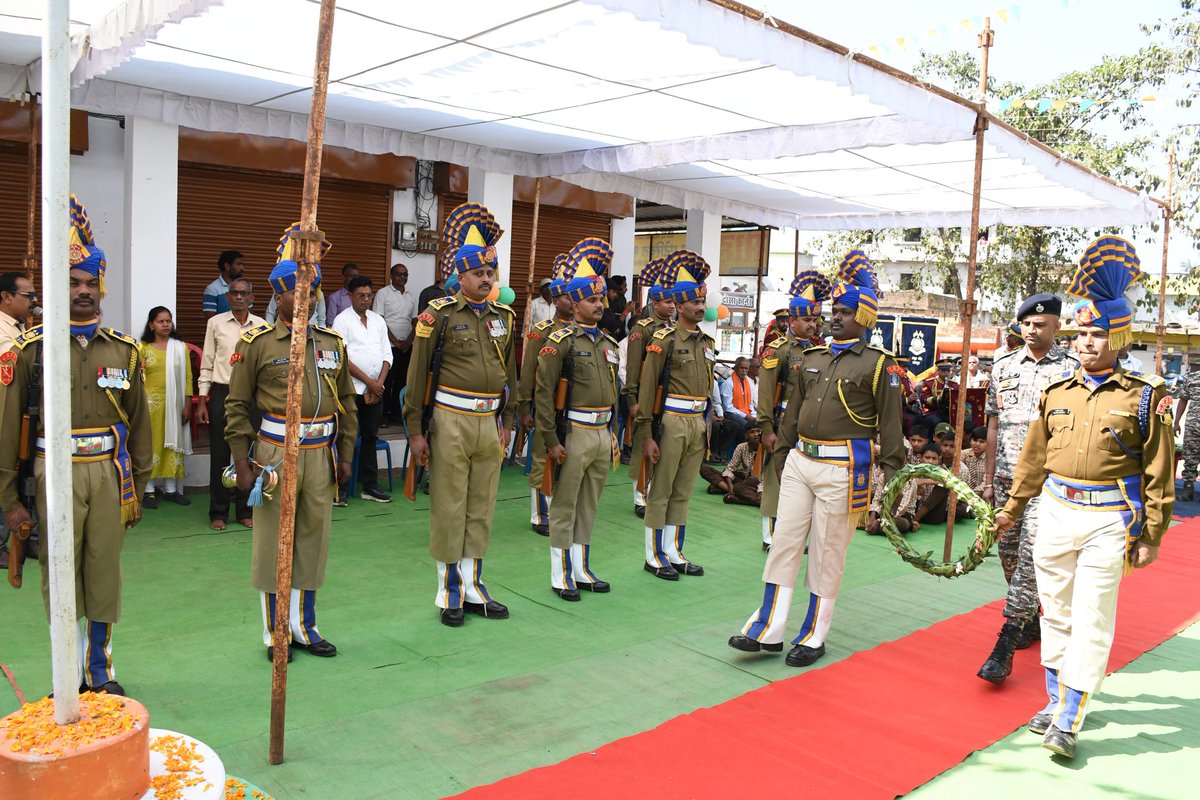 On #ShaheedDiwas, heartfelt tributes were paid to Shaheed Ct/GD Purnanand Sahu (204 CoBRA) at his martyrdom place.
Sh. Praveen More, AC along with his team paid homage to the brave son of the nation.
<a href="/ministryofhome1/">ministryofhomeaffairs</a>
<a href="/crpfindia/">🇮🇳CRPF🇮🇳</a>
<a href="/CentralZoneCrpf/">Central Zone CRPF 🇮🇳</a>
<a href="/cgsectorcrpf/">Chhattisgarh Sector CRPF</a>