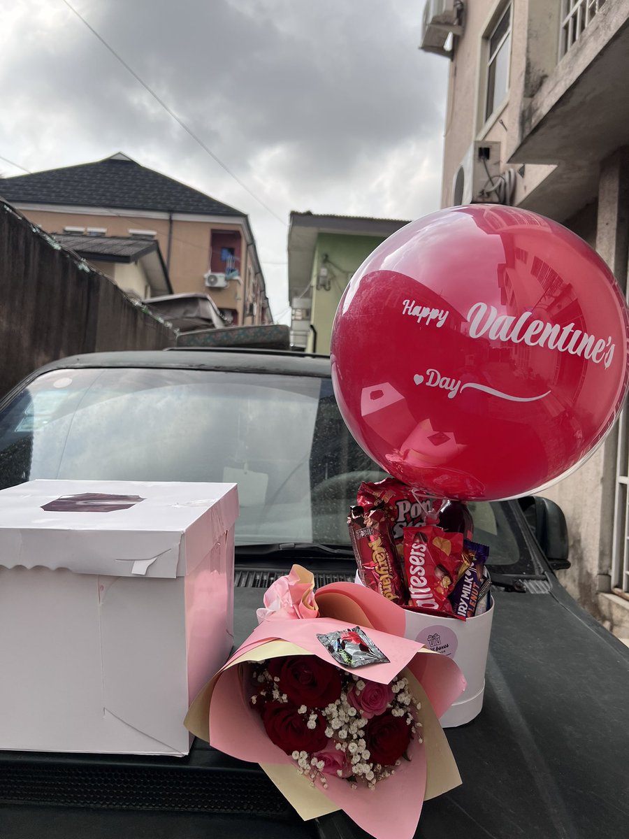 Hot Air Balloon Treat Box 
8’ inch 2 layers cake 
Fresh Flowers (5 stems )with card

115K

This is part of our Valentine’s Day collection.

Bookings are now open ✨

Only 2 Saturdays left limited slots available.