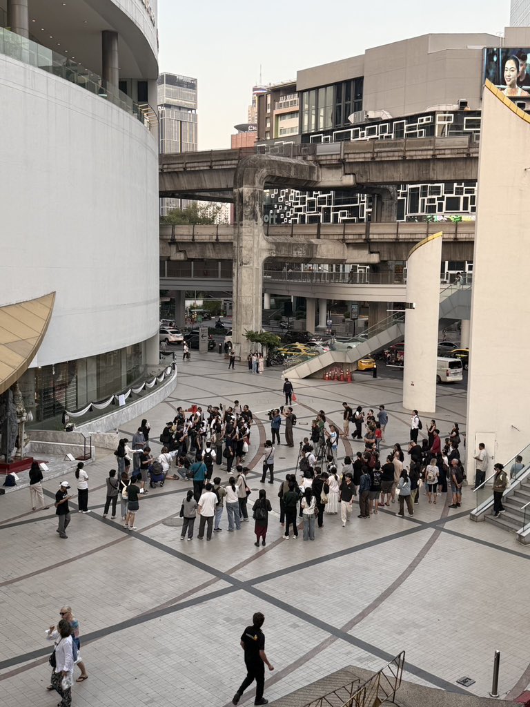 อัพเดท 18.00
📍รวมพลที่ลานหน้าหอศิลป์ (ด้านล่างสกายวอร์ค) ได้แล้วนะคะ ช่วยกันแชร์ส่งแสงให้ถึงสื่อช่วยทวงคะแนนของพวกเราค่ะ