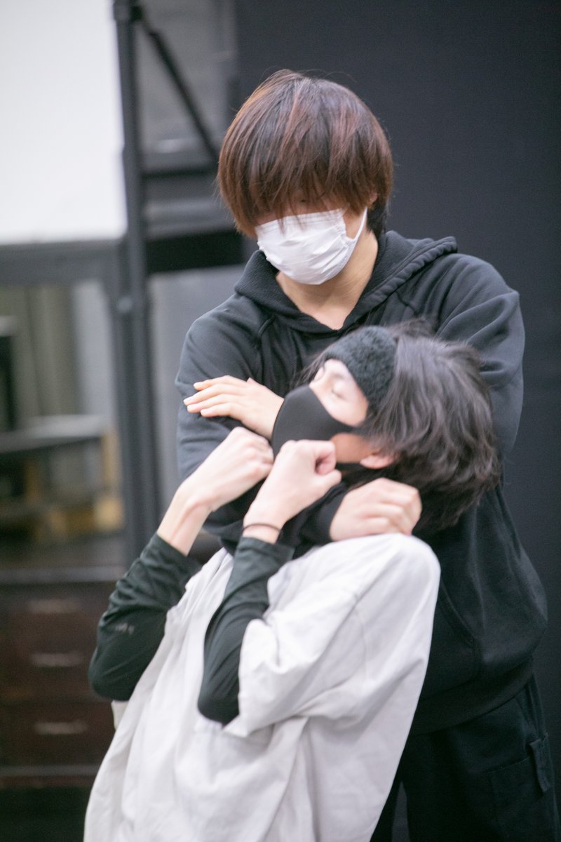 無事に場当たりも終了し、 #帝都残響 いよいよ明日開幕です👏
ロビー開場、受付物販開始は開演の45分前（先行入場特典は60分前）、客席開場30分前を予定しております📃

皆様のご来場、心よりお待ちしております！

🎫ご予約はこちら
eplus.jp/teitozankyo/