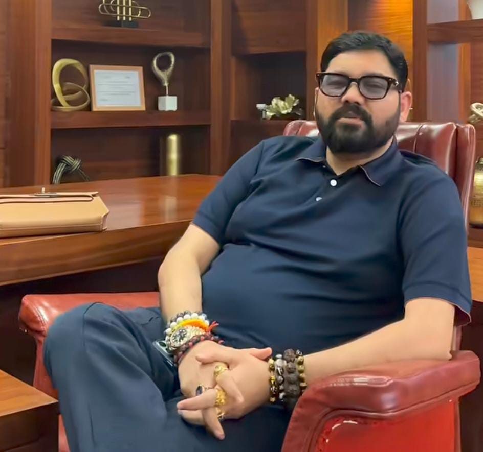 जिस तरीके से राजपाल यादव जी की मदद के लिए पूरा समाज और इंडस्ट्री के कुछ लोग जुटे हैं 

9 करोड़ की रकम भी अब बौनी प्रतीत होने लगी है।

हरियाणा के बिजनेसमैन Rao Inderjeet Yadav ने राजपाल यादव जी को 1 करोड़ 11 लाख रुपये की आर्थिक मदद की है।

हर कोई राजपाल यादव जी की मदद करना चाहता