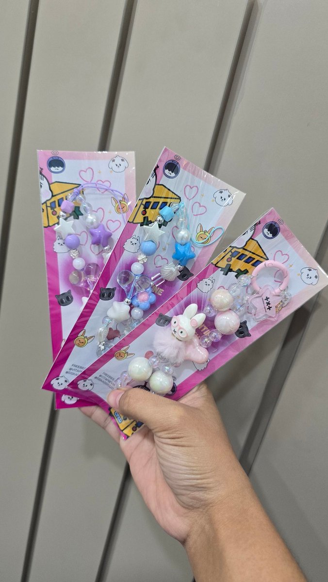 vikookmons's tweet photo. #TXTinKL #TXTXinMY freebies ❤️❤️❤️
By me and my friend @seveternity (vita and cis)
Just say hello to us, and you will get the freebies 🥰
- phone charm (50pcs)
- pocket mirror (50pcs)

📍axiata arena
📆 14 feb 2026
SEE YOU THERE 🥰❤️❤️❤️ https://t.co/e3k2PNUluG