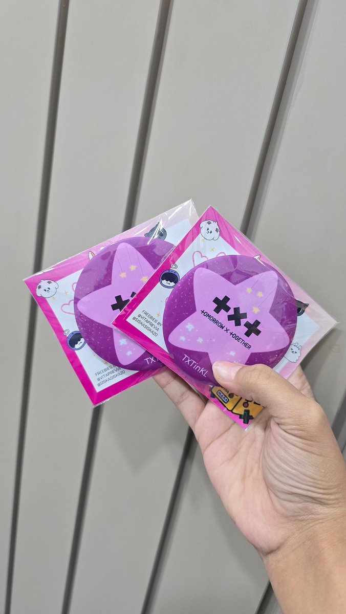 vikookmons's tweet photo. #TXTinKL #TXTXinMY freebies ❤️❤️❤️
By me and my friend @seveternity (vita and cis)
Just say hello to us, and you will get the freebies 🥰
- phone charm (50pcs)
- pocket mirror (50pcs)

📍axiata arena
📆 14 feb 2026
SEE YOU THERE 🥰❤️❤️❤️ https://t.co/e3k2PNUluG